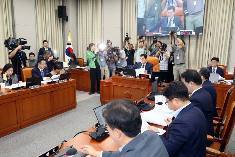 박찬대 국회 운영위원장이 25일 오전 서울 여의도 국회에서 열린 운영위원회 전체회의에서 의사봉을 두리고 있다. 뉴시스