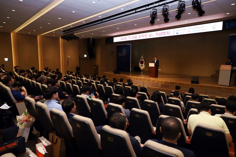 지난 24일 충남 공주시 LX국토정보교육원에서 진행된 ‘제4회 디지털 지적의 날’ 기념식에서 어명소 사장이 기념사를 하고 있다. LX공사 제공