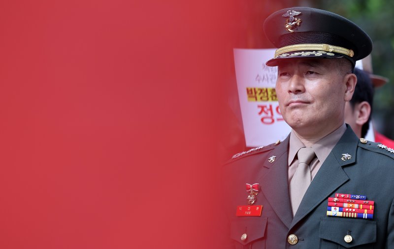 채 해병 순직사건 수사 이첩 관련 항명 및 상관명예훼손 혐의로 기소된 박정훈 전 해병대 수사단장(대령)이 25일 오전 서울 용산구 중앙지역군사법원에서 열린 8차 공판에 출석하기 전 기자회견에 참석해 생각에 잠겨 있다. 2024.9.25/뉴스1 ⓒ News1 박지혜 기자