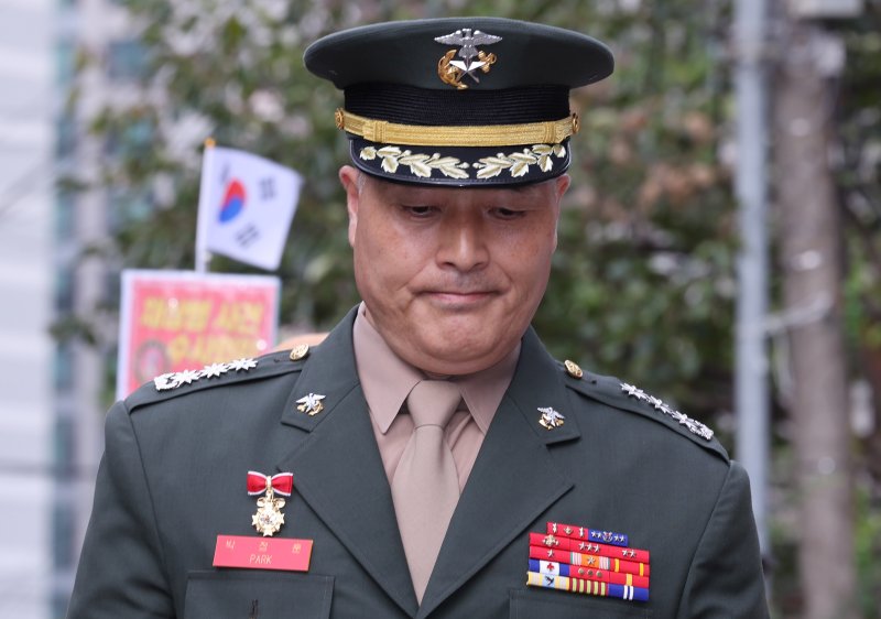 채 해병 순직사건 수사 이첩 관련 항명 및 상관명예훼손 혐의로 기소된 박정훈 전 해병대 수사단장(대령)이 25일 오전 서울 용산구 중앙지역군사법원에서 열린 8차 공판에 출석하고 있다. 2024.9.25/뉴스1 ⓒ News1 박지혜 기자