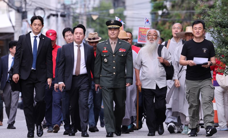 채 해병 순직사건 수사 이첩 관련 항명 및 상관명예훼손 혐의로 기소된 박정훈 전 해병대 수사단장(대령)이 25일 오전 서울 용산구 중앙지역군사법원에서 열린 8차 공판에 출석하고 있다. 2024.9.25/뉴스1 ⓒ News1 박지혜 기자