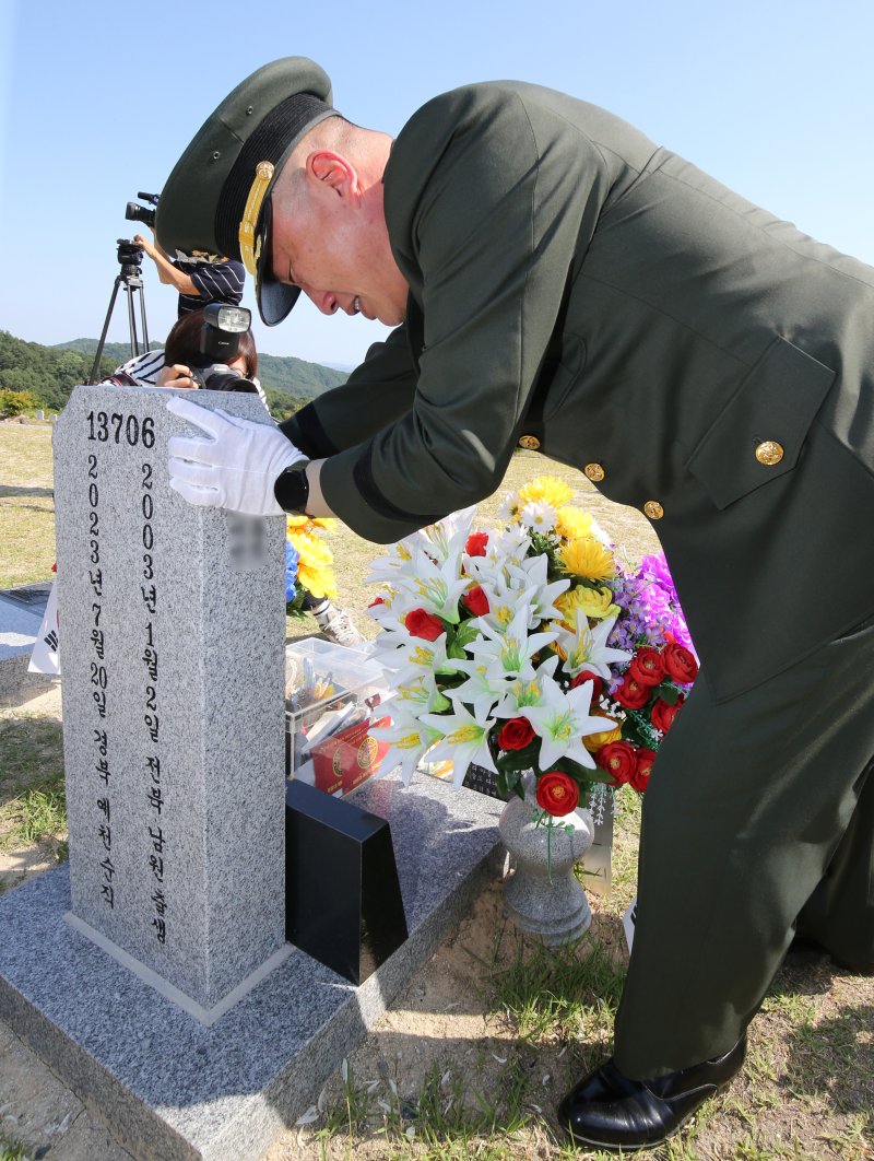 순직한 채수근 해병 상병의 직속 상관이었던 이용민 전 해병대 1사단 포병여단 포병7대대장(중령)이 13일 오후 대전 유성구 국립대전현충원 채수근 상병의 묘역을 찾아 참배한 뒤 눈물을 흘리고 있다. 2024.6.13/뉴스1 ⓒ News1 김기태 기자