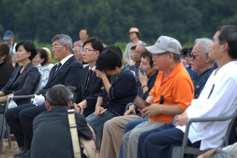 6일 예천군 호명면 직산리 월포생태공원에서 열린 수해로 목숨을 잃은 주민과 해병대 채 상병의 넋을 기리는 진혼제에서 참석자들이 채 상병 추도사에 눈물을 훔치고 있다. 2024.7.7/뉴스1 ⓒ News1 신성훈 기자