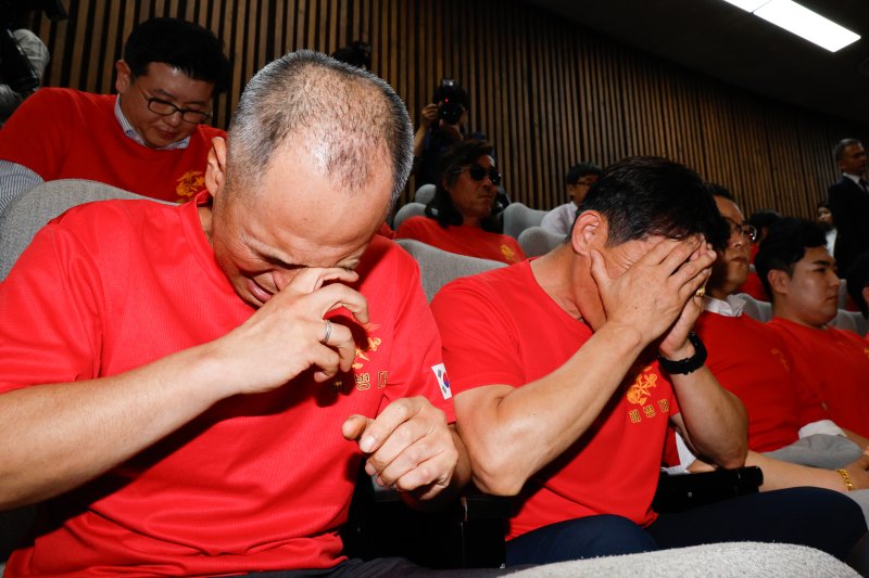 해병대 예비역 연대 회원들이 25일 오후 서울 여의도 국회에서 열린 제416회국회(임시회) 제1차 본회의에서 채해병 특검법 재표결(순직 해병 수사 방해 및 사건 은폐 등의 진상규명을 위한 특별검사의 임명 등에 관한 법률안 재의의 건) 결과 재석 의원 299명 중 찬성 194명, 반대 104명, 무효 1명으로 부결되자 눈물을 흘리고 있다. 2024.7.25/뉴스1 ⓒ News1 안은나 기자