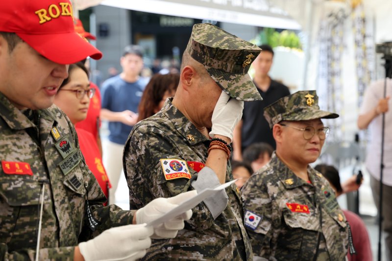 해병대 채 상병 순직 1주기인 19일 오전 서울 청계광장에 마련된 ‘故채상병 1주기 추모 시민 분향소'에서 해병대예비역연대 회원들이 눈물을 흘리고 있다. 2024.7.19/뉴스1 ⓒ News1 황기선 기자