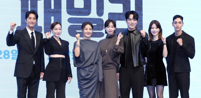 25일 오후 서울 구로구 더세인트웨딩에서 열린 KBS2 특별기획 주말드라마 다리미 패밀리 제작발표회에서 출연 배우들이 포즈를 취하고 있다. 왼쪽부터 신현준, 김혜은, 박지영, 금새록, 김정현, 양혜지, 최태준. 2024.9.25/뉴스1 ⓒ News1 황기선 기자