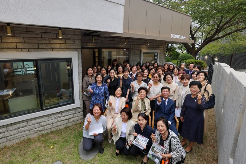 경남정보대가 25일 웰빙푸드하우스 개소식을 연 뒤 기념사진을 찍고 있다. 경남정보대 제공