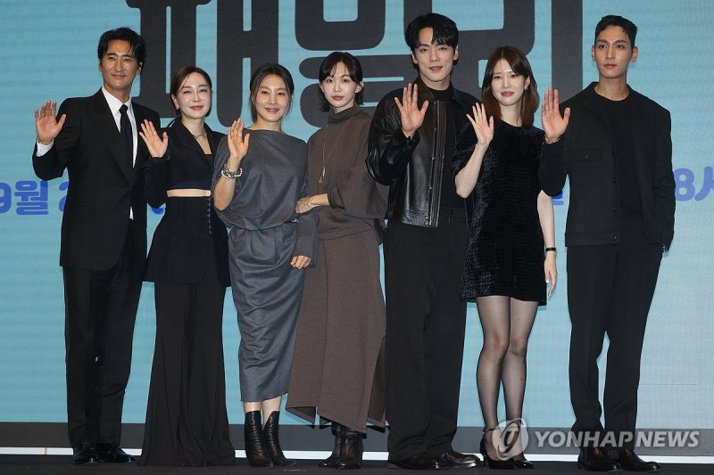 KBS2 주말드라마 '다리미 패밀리' 제작발표회 KBS2 주말드라마 '다리미 패밀리' 제작발표회 (서울=연합뉴스) 류효림 기자 = 배우 신현준(왼쪽부터), 김혜은, 박지영, 금새록, 김정현, 양혜지, 최태준이 25일 서울 구로구 신도림동 디큐브시티 더세인트에서 열린 KBS2 특별기획 주말드라마 '다리미 패밀리' 제작발표회에서 포즈를 취하고 있다. 2024.9.25 ryousanta@yna.co.kr (끝)