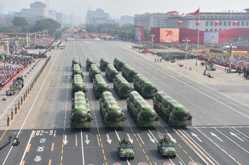 중국군이 지난 9월 25일 태평양 해역으로 대륙간탄도미사일(ICBM)을 발사한 가운데 이는 1980년 5월이후 44년만에 처음이다. 사진은 중국군 최강 탄도미사일 둥펑-41이 2019년 10월1일 중국 베이징에서 열린 신중국 70주년 열병식에 일반에 공개되는 모습. 사진=신화·뉴시스