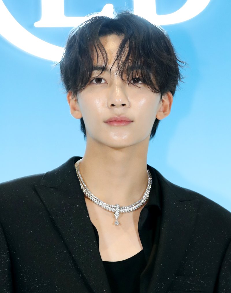 세븐틴 정한, 오늘 軍 대체 복무 시작…팀 내 첫 병역 의무