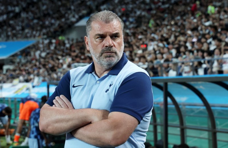 [서울=뉴시스] 홍효식 기자 = 31일 서울 마포구 서울월드컵경기장에서 열린 쿠팡플레이 시리즈 1차전 팀 K리그와 토트넘 홋스퍼의 경기에 앞서 토트넘 엔제 포스테코글루 감독이 경기 시작을 기다리고 있다. 2024.07.31. yesphoto@newsis.com