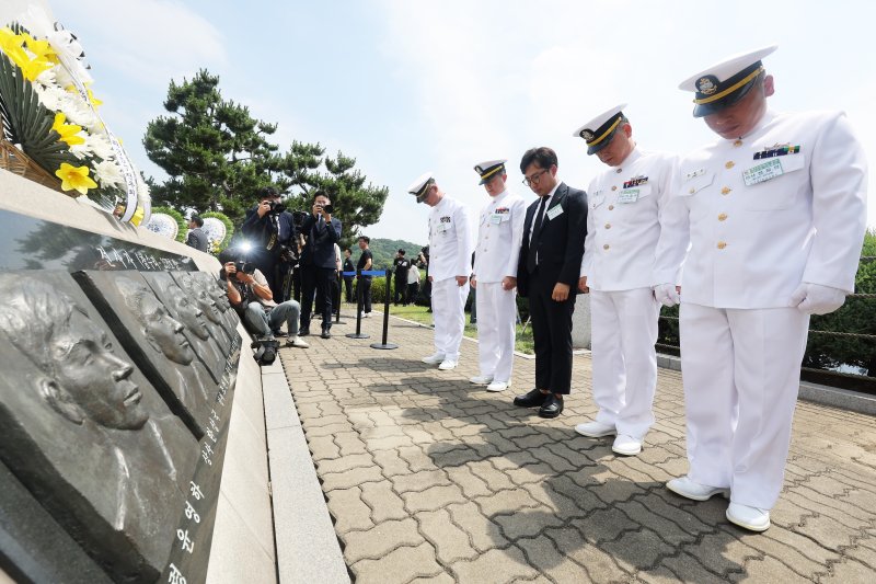 지난 6월 29일 경기 평택시 해군 제2함대사령부에서 열린 '제2연평해전 승전 22주년 기념식'에서 참전장병들이 해전 영웅들의 얼굴 부조상을 향해 묵념을 하고 있다. 사진=공동취재단