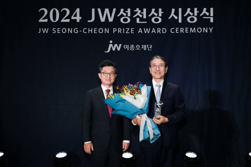 지난 25일 경기도 과천시 소재 JW사옥에서 열린 ‘2024 JW성천상’ 시상식에서 이경하 JW이종호재단 이사장(JW 회장, 왼쪽)과 유덕종 에티오피아 세인트폴병원 밀레니엄 의과대학 교수가 기념촬영을 하고 있다. JW이종호재단 제공