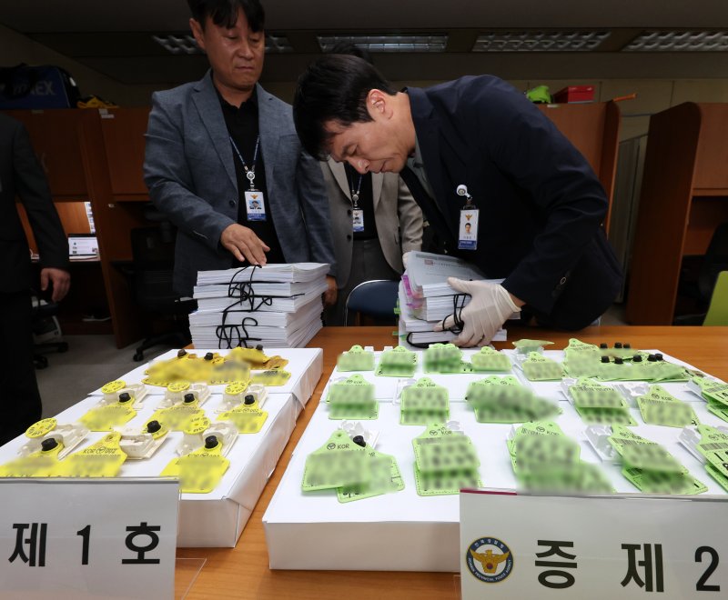 26일 전북경찰청에서 보험금 부당 수령 축산업자 사건 관련 브리핑이 진행된 가운데 경찰이 압수한 한우 귀표 증거물. 뉴스1