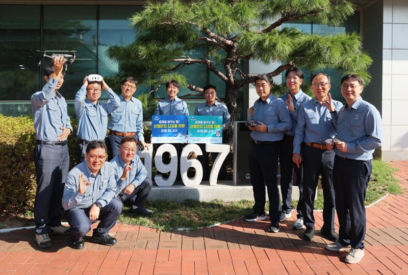 GS칼텍스 여수공장 임직원들이 '산업단지 1호 입주기업 기념비' 앞에서 '산업단지 디지털 전환'에 앞장설 것을 다짐하고 있다. GS칼텍스 여수공장 제공