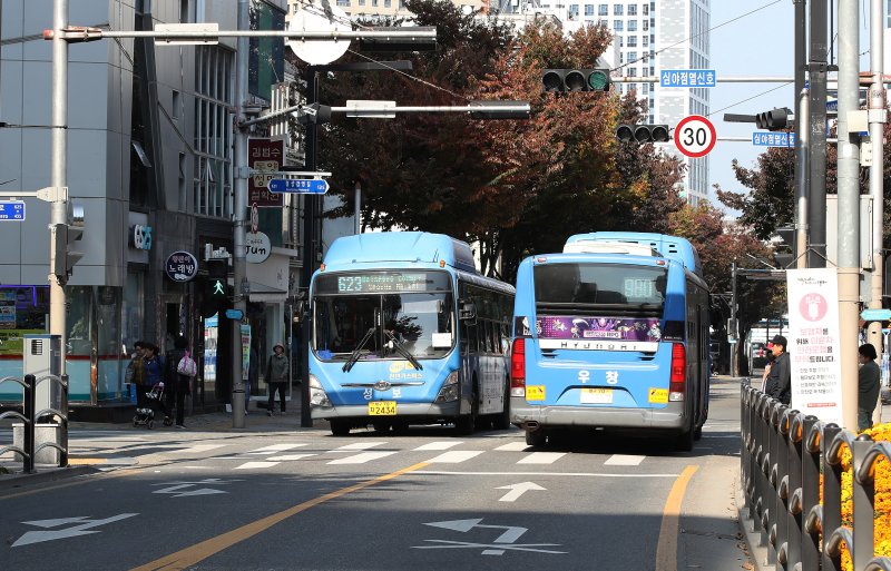 대구시가 내달 1일부터 '현금 없는 시내버스' 운영을 대폭 확대한다. 뉴스1