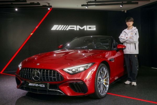 벤츠 코리아, '페이커' 이상혁 선수에게 헌정의 의미를 담아 '세상에 하나'뿐인 메르세데스-AMG SL 전달. 사진=벤츠코리아