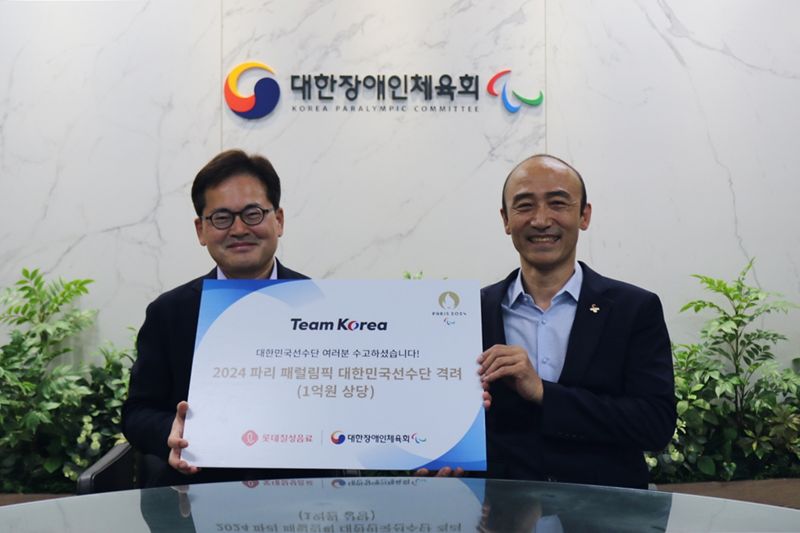 26일 서울 송파구에 위치한 올림픽회관에서 열린 2024 파리 패럴럼픽 선수단 격려금 전달식에서 박윤기 롯데칠성음료 대표이사(왼쪽)와 정진완 대한장애인체육회장이 기념촬영을 하고 있다. 롯데칠성음료 제공