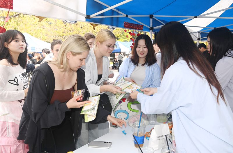 국립부경대 동아리 박람회 부스에서 홍보활동을 펼치는 동아리 학생들의 모습. 국립부경대 제공