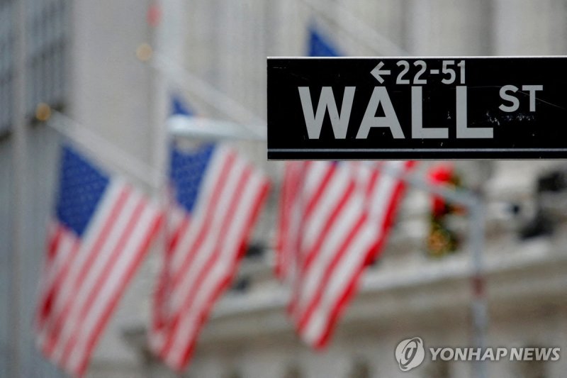 미국 월가 FILE PHOTO: A street sign for Wall Street is seen outside the New York Stock Exchange (NYSE) in Manhattan, New York City, U.S. December 28, 2016. REUTERS/Andrew Kelly/File Photo