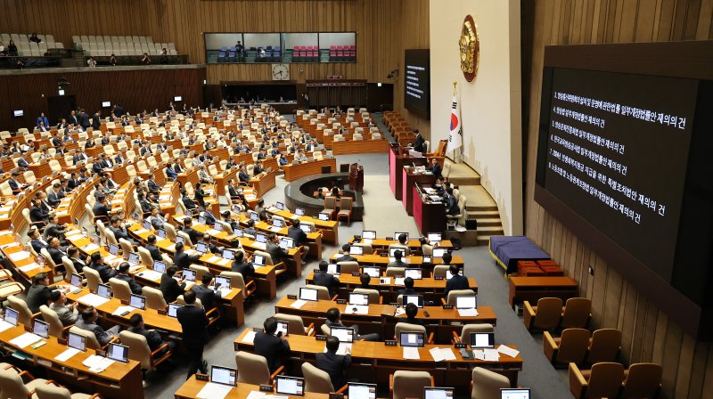 26일 국회에서 열린 본회의에서 '방송 4법'(방송법·방송문화진흥회법·한국교육방송공사법·방송통신위원회법 개정안)과 '전 국민 25만원 지원법'(민생회복지원금지급 특별조치법), '노란봉투법'(노동조합 및 노동관계조정법 개정안) 등의 법안들이 부결되고 있다. 연합뉴스