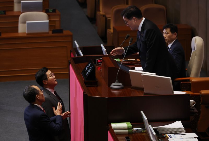 국민의힘 추경호 원내대표(왼쪽 첫번째)가 26일 국회에서 열린 본회의에서 여당이 추천한 한석훈 국가인권위원회 위원 선출안이 부결된 것에 대해 우원식 국회의장에게 항의하고 있다. 반면 더불어민주당 추천 인사인 이숙진 전 여성가족부 차관의 인권위 상임위원 선출안은 재석 298명에 찬성 281표, 반대 14표, 기권 3표로 가결됐다. 연합뉴스