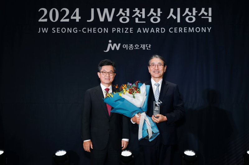 지난 25일 경기도 과천시 JW사옥에서 열린 '2024 JW성천상' 시상식에서 이경하 JW이종호재단 이사장(JW 회장, 왼쪽)과 유덕종 에티오피아 세인트폴병원 밀레니엄 의과대학 교수가 기념촬영을 하고 있다. JW이종호재단 제공