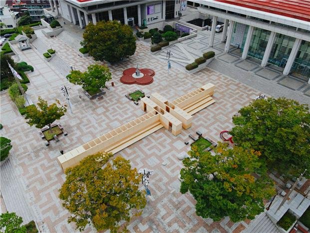 부산 남구 대연동 부산문화회관 중앙광장에 설치된 파빌리온 당선작 '풍정의 마당'의 준공 모습 부산시 제공