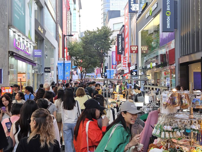 평일인 지난 27일 오후 서울 중구 명동 일대가 외국인 관광객들로 북새통을 이루고 있다. 코로나 엔데믹 이후 외국인 관광객들은 면세점이나 백화점 중심의 고가 쇼핑에서 탈피해 주요 상권의 길거리 매장 쇼핑을 선호하는 현상이 뚜렷하다. 사진=이정화 기자