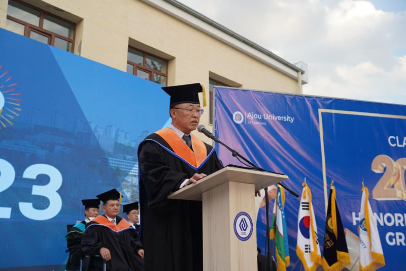 우즈베키스탄에 설립한 '타슈켄트 아주' 졸업식에 참석한 최기주 총장. 아주대 제공