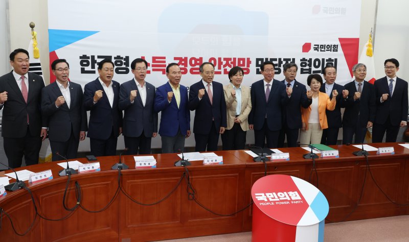 추경호 국민의힘 원내대표와 송미령 농림축산식품부 장관 등 당정 참석자들이 27일 서울 여의도 국회에서 열린 한국형 소득-경영 안전망 민당정 협의회에서 기념촬영하고 있다. 뉴시스