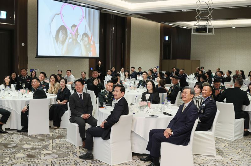 김선호 국방부 차관(앞줄 오른쪽 두번째), 김창범 한경협 상근부회장(앞줄 오른쪽 첫번째), 문지훈 한화에어로스페이스 부사장(앞줄 오른쪽 세번째)이 한화 방산 3사(한화에어로스페이스, 한화시스템, 한화오션)가 25일 인천광역시 인스파이어리조트에서 개최한 '군인가족의 날 힐링데이'에 참석해 모범장병과 가족들을 격려했다. 한화에어로스페이스 제공