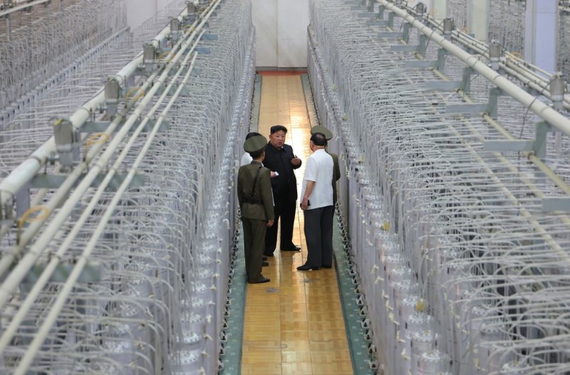 김정은 북한 국무위원장이 지난해 9월 핵무기연구소와 무기급 핵물질 생산시설을 현지지도하고 있다. 이 시설은 2010년 미국 핵과학자가 방문해 확인한 것보다 크게 진전된 것으로 평가된다. 노동신문 갈무리/뉴시스