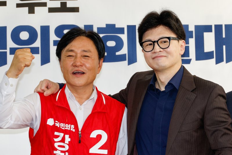 (인천=뉴스1) 안은나 기자 = 한동훈 국민의힘 대표가 27일 인천 강화군 박용철 강화군수 후보 선거사무소에서 열린 선거대책위원회 발대식에 참석해 박 후보와 어깨동무하고 있다. 2024.9.27/뉴스1 /사진=뉴스1화상