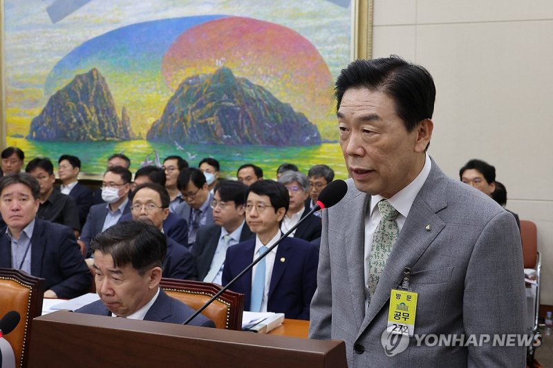 답변하는 김형석 독립기념관장 (서울=연합뉴스) 김주성 기자 = 김형석 독립기념관장이 26일 오전 국회에서 열린 정무위원회 전체회의에서 위원 질의에 답하고 있다. 2024.8.26 utzza@yna.co.kr (끝)