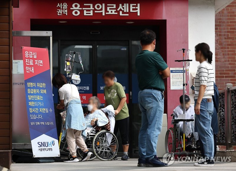 서울의 한 대학 병원 응급실 앞에서 환자들이 대기하고 있다. 연합뉴스