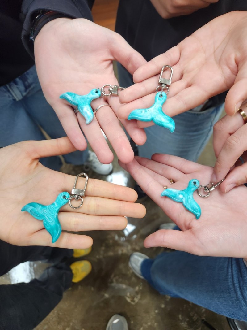 간세팩토리가 폐플라스틱으로 제작한 고래 꼬리 모양 키링(간세팩토리 제공)/뉴스1