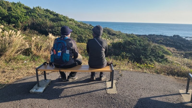 간세팩토리가 올레길에 설치한 새활용 벤치(간세팩토리 제공)/뉴스1