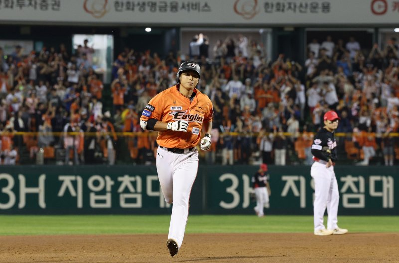 27일 오후 대전 한화생명 이글스파크에서 열린 프로야구 '2024 신한 SOL 뱅크 KBO리그' KIA 타이거즈와 한화 이글스의 경기, 한화 공격 8회말 무사 1루상황에서 최인호가 2점 홈런을 친 뒤 베이스를 돌고 있다. 2024.9.27/뉴스1 ⓒ News1 장수영 기자