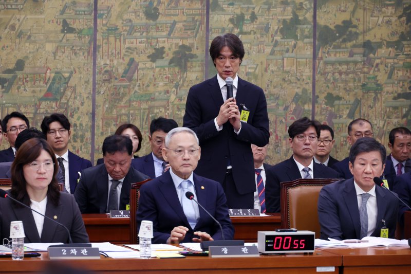 홍명보 국가대표팀 감독이 24일 서울 여의도 국회에서 열린 문화체육관광위원회의 대한축구협회 등에 대한 현안질의에서 의원 질의에 답하고 있다. 뉴시스