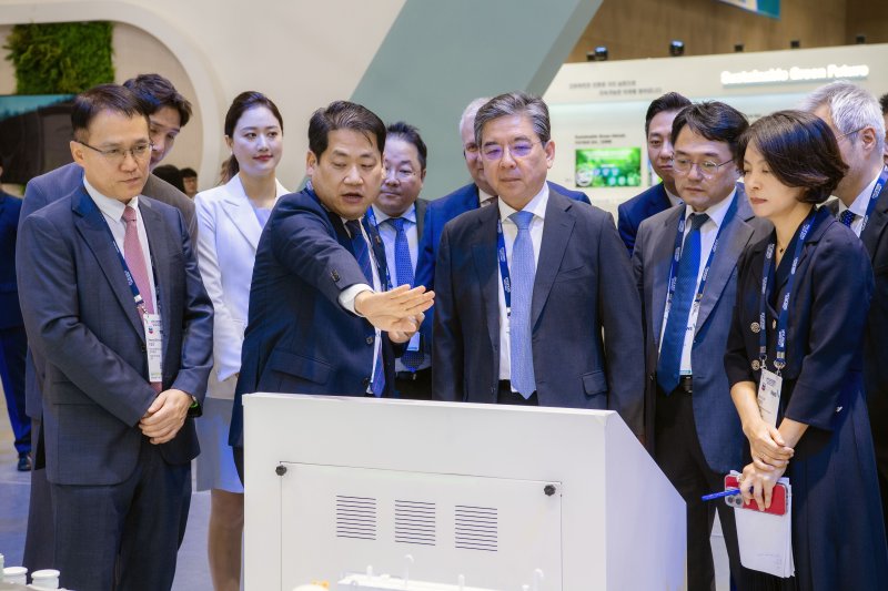 [서울=뉴시스] 장재훈 현대차 대표이사 사장이 25일 경기 고양시 킨텍스에서 열린 H2 MEET(H2 Mobility Energy Environment Technology) 2024에 참석해 현대차그룹 부스를 둘러보고 있다. (사진=현대차그룹 제공) 2024.09.25. photo@newsis.com *재판매 및 DB 금지