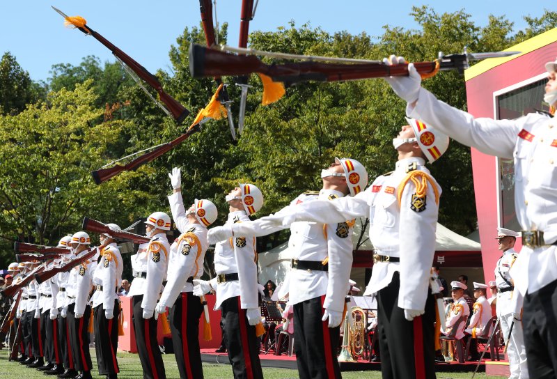 28일 서울시청 광장에서 열린 제74주년 서울수복 기념행사에서 해병대 의장대가 시범을 선보이고 있다. 사진=뉴시스