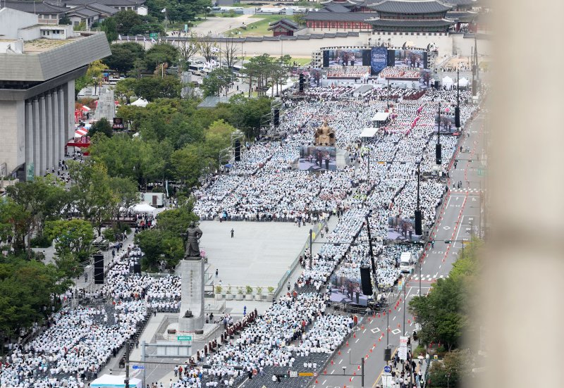 [서울=뉴시스] 홍효식 기자 = 28일 서울 종로구 광화문광장에서 열린 '2024 국제선명상대회(불교도대법회)'에서 불자들이 국민오계 수계법회를 하고 있다. 2024.09.28. yesphoto@newsis.com