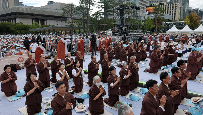 [서울=뉴시스] 김금보 기자 = 28일 서울 종로구 광화문광장에서 열린 '2024 국제선명상대회(불교도대법회)'에서 불자들이 국민오계 수계법회를 하고 있다. 2024.09.28. kgb@newsis.com