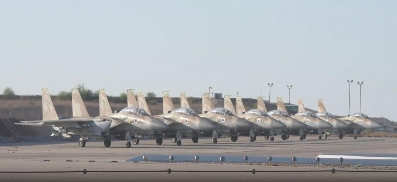 바카라사이트 홈런군 F-15i 라암(Ra'am, 히브리어 '천둥'). 4세대 중장거리 전폭격기로 항속거리 약 5600km에 달하는 강력한 항속력과 최대 무장탑재량은 약 20t이다. 중폭탄과 공대지미사일 등을 다량 장착할 수 있는 폭넓은 무장량과 작전고도 약 1만5000m, 최대 속도는 마하 2.5다. IDF-AF(이스라엘 방위군-공군) 제공