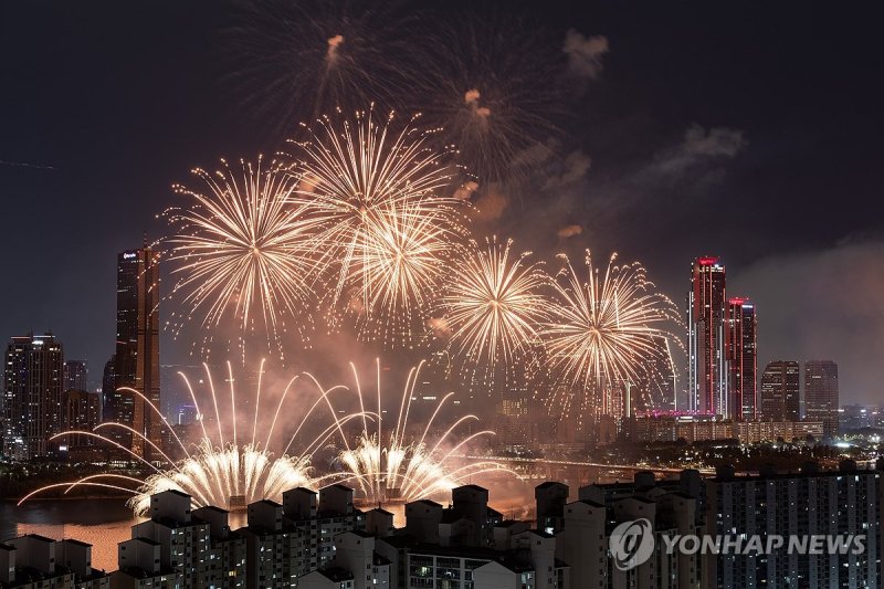 '2023 서울세계불꽃축제'에서 서울 하늘이 불꽃으로 물들고 있다. /연합뉴스