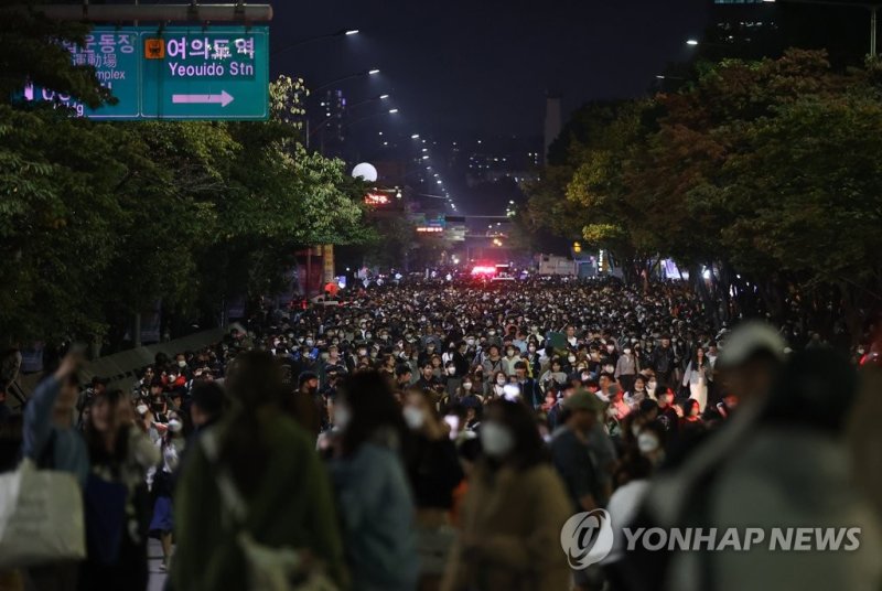 불꽃쇼 끝나고 쏟아져 나오는 인파 불꽃쇼 끝나고 쏟아져 나오는 인파 (서울=연합뉴스) 신현우 기자 = 서울세계불꽃축제가 3년 만에 열린 8일 오후 서울 영등포구 여의동로에서 불꽃쇼를 관람한 시민들이 이동하고 있다. 2022.10.8 nowwego@yna.co.kr (끝)