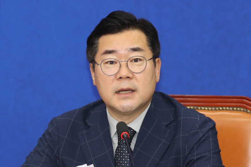 박찬대 더불어민주당 원내대표가 27일 오전 서울 여의도 국회에서 열린 최고위원회의에서 발언하고 있다. 뉴스1