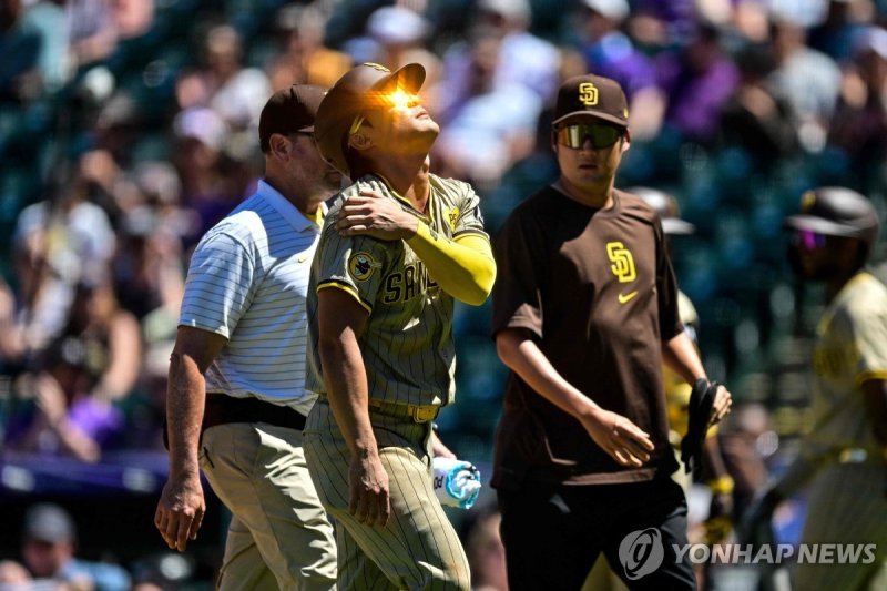 김하성이 관절와순 봉합 수술을 받는다. 올 시즌 아웃이 최종 확정되엇다.연합뉴스