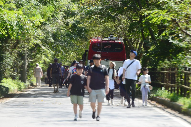 9일 광주 무등산 증심사 인근의 등산객들이 하산하고 있다. 증심사 공양간에서는 이날 오전 용접 작업 중 불꽃이 튀면서 화재가 발생했다. 2024.9.29/뉴스1 ⓒ News1 이승현 기자